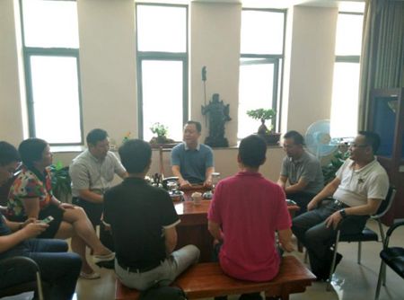 嘉兴湖北商会执行会长王洪成到访尊龙凯时就是博官方光电